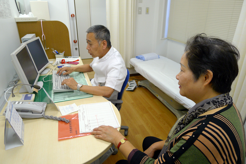 11月19日术后26天到医院复诊，恢复良好。手术医师羽生教授（左）