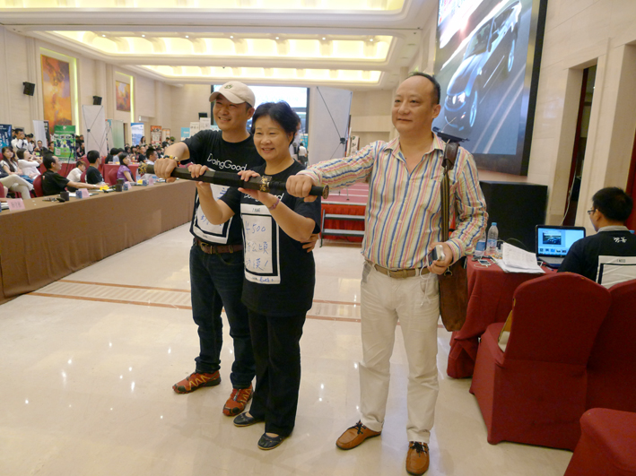北京爱美厨家用品有限公司将带来的宝剑拍卖所得捐助植树，该公司王总经理（左一）与买受人无锡阿森那斯卫浴设备有限公司梅总经理。