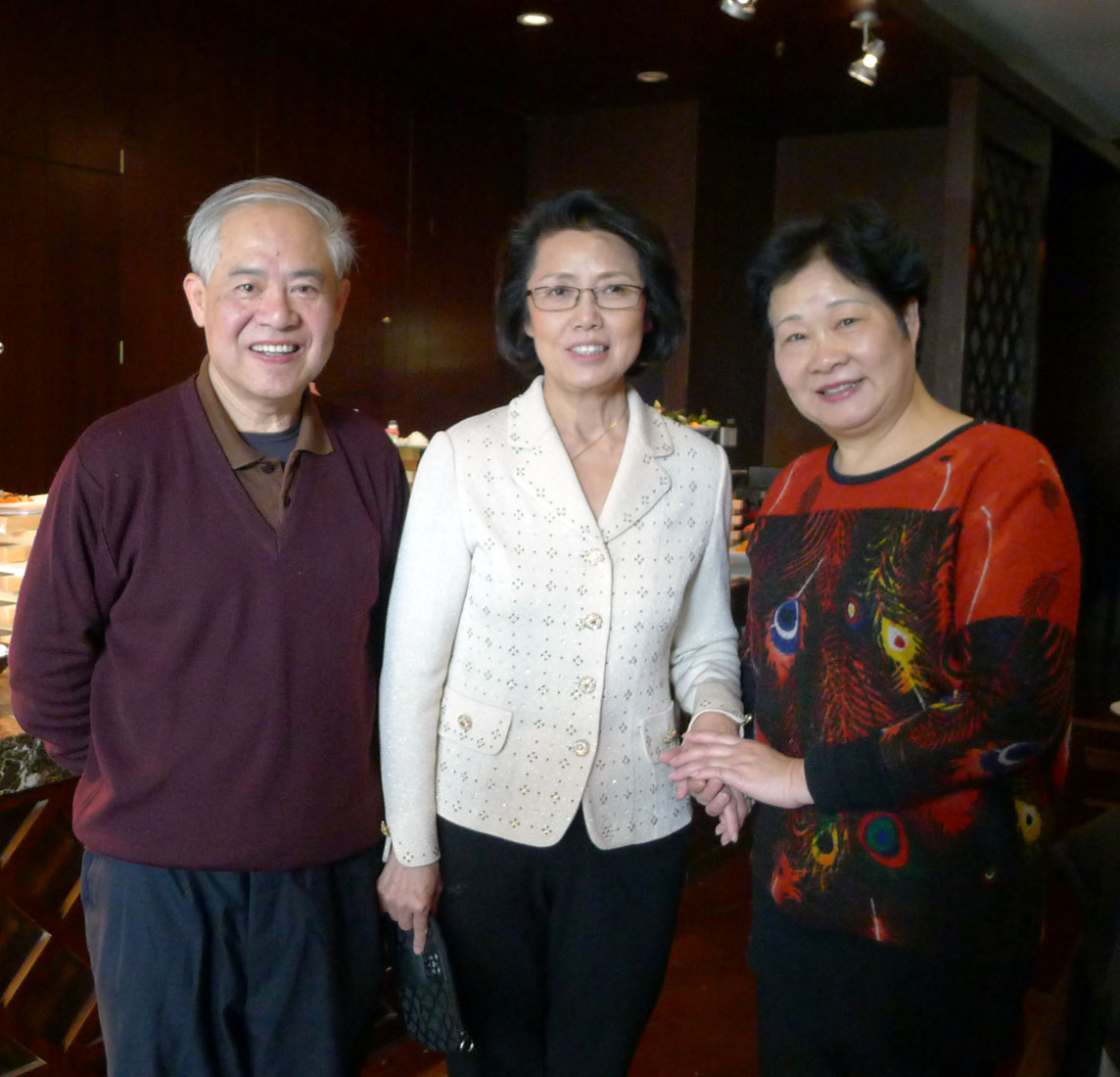 中间是中国妇女发展基金会副理事长兼秘书长秦国英女士